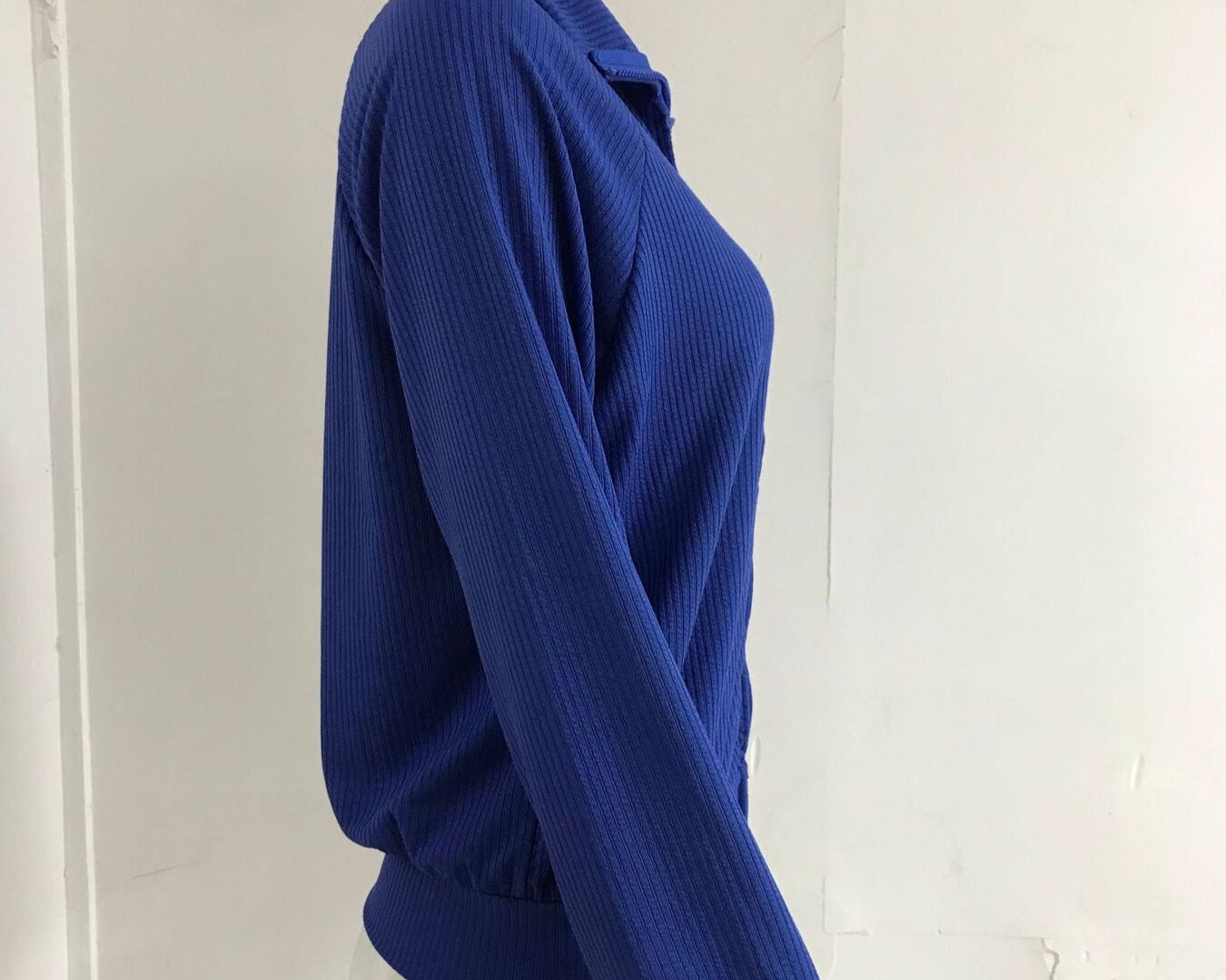 NEWYORKLISTED STYLE COLLECTION: Blue sweater on a mannequin against a white background