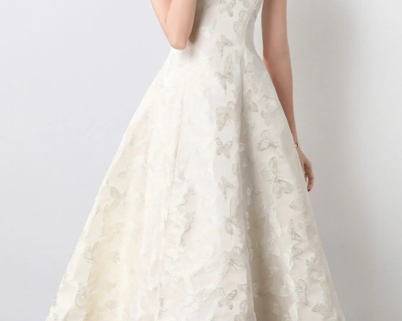 NEWYORKLISTED STYLE COLLECTION: White floral dress on a plain background