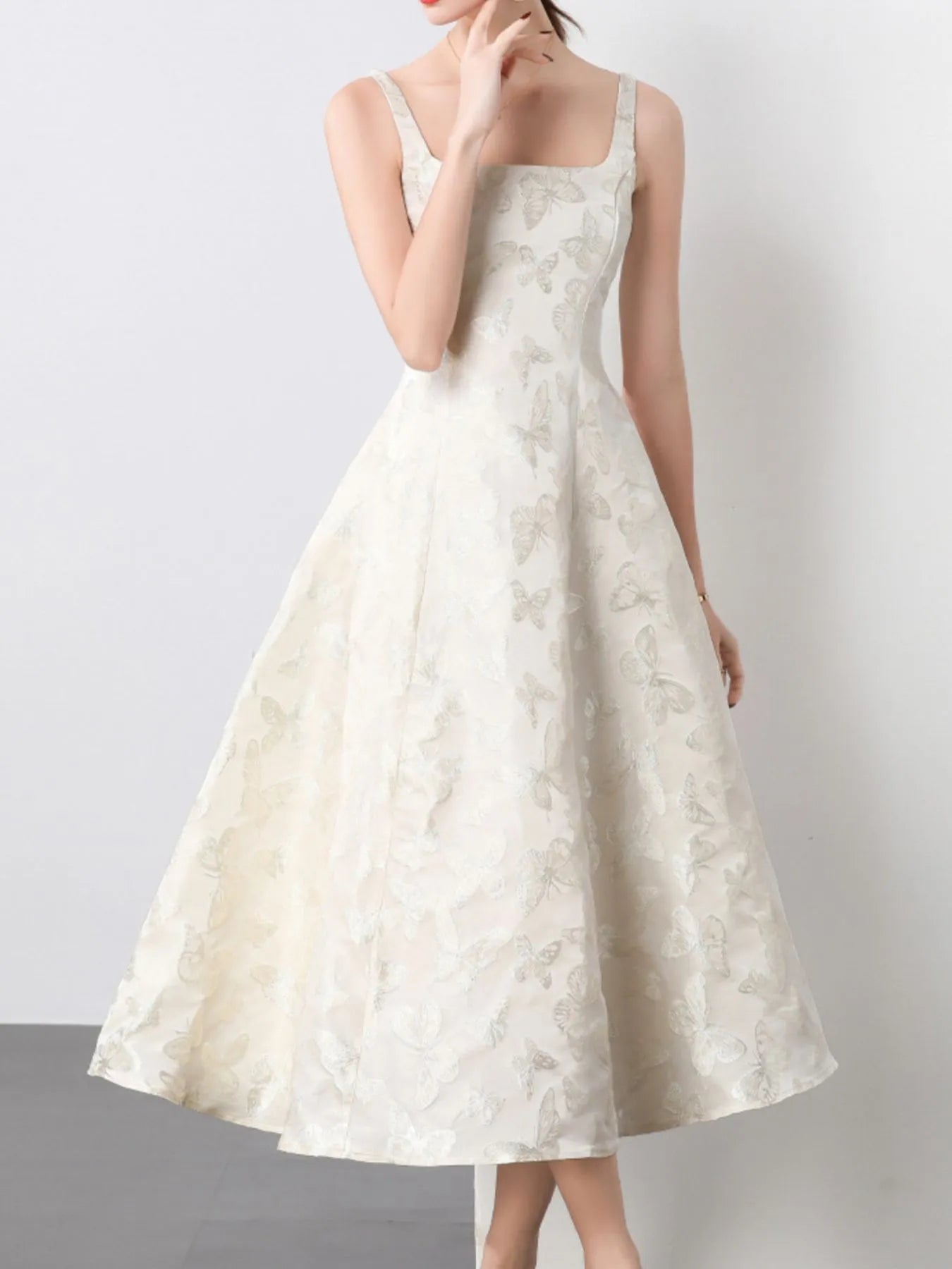 NEWYORKLISTED STYLE COLLECTION: White floral dress on a plain background