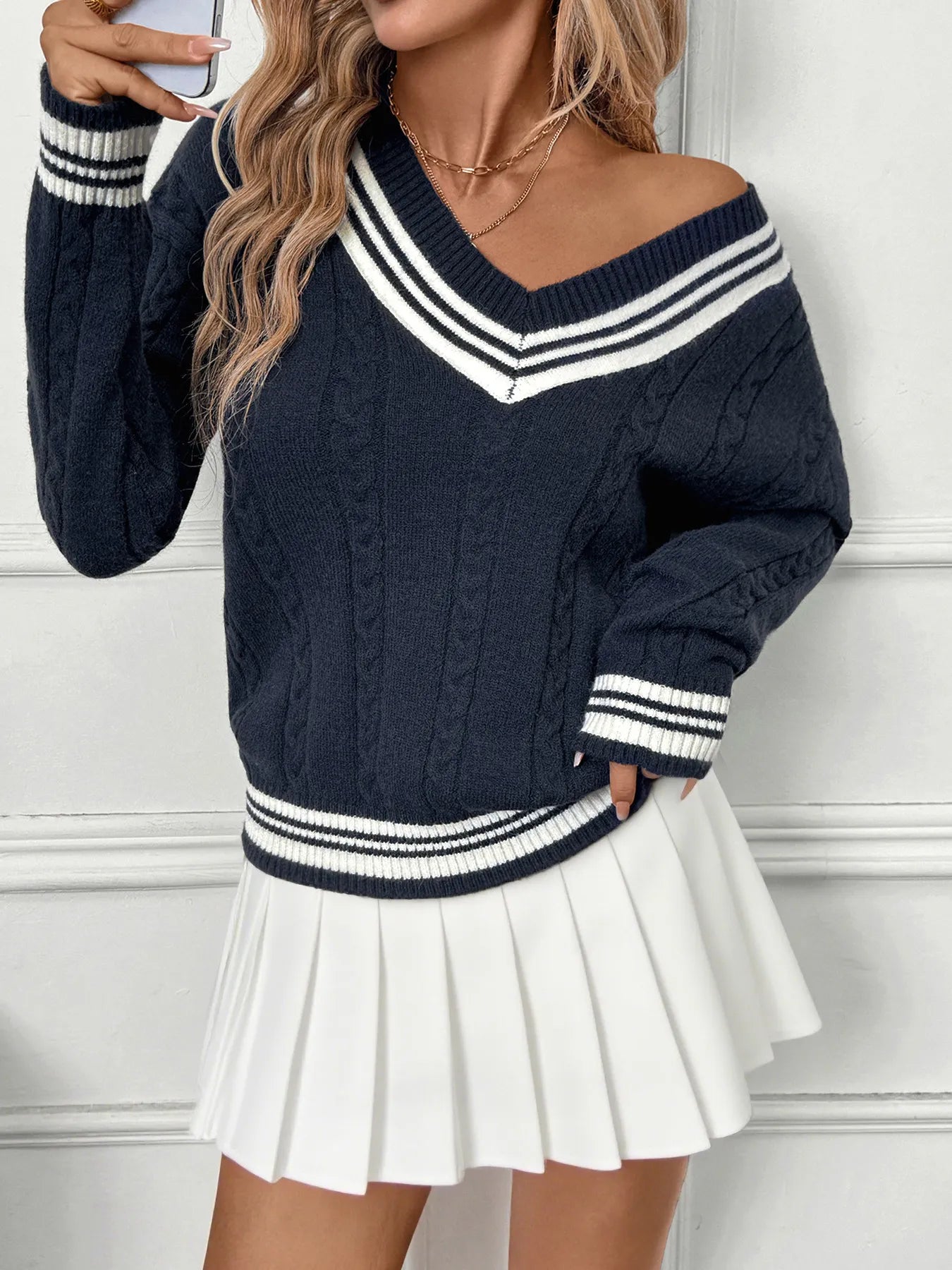 NEWYORKLISTED STYLE COLLECTION contrast striped V-neck sweater in soft acrylic knit – casual, cozy, and refined.