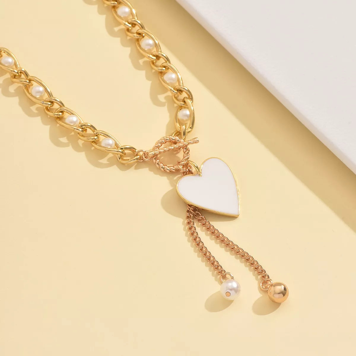 NEWYORKLISTED Glamour Collection: Pearl necklace with heart pendant