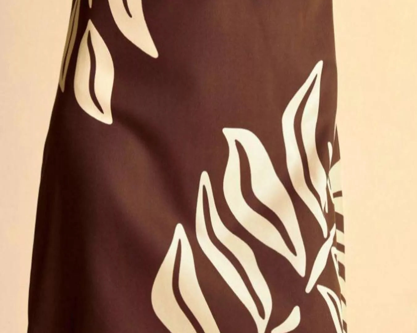 NEWYORKLISTED STYLE COLLECTION: Brown dress with white leaf pattern on a beige background