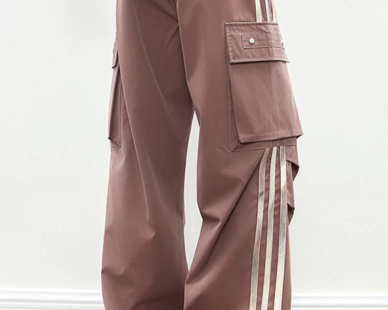 NEWYORKLISTED ATLAS MEN's COLLECTION: Brown cargo pants with white stripes worn by a person on a plain background