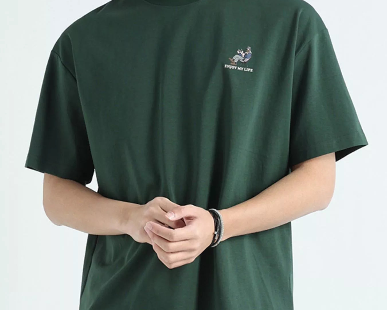 NEWYORKLISTED ATLAS MEN'S COLLECTION: Person wearing a green t-shirt with a small logo on a light gray background