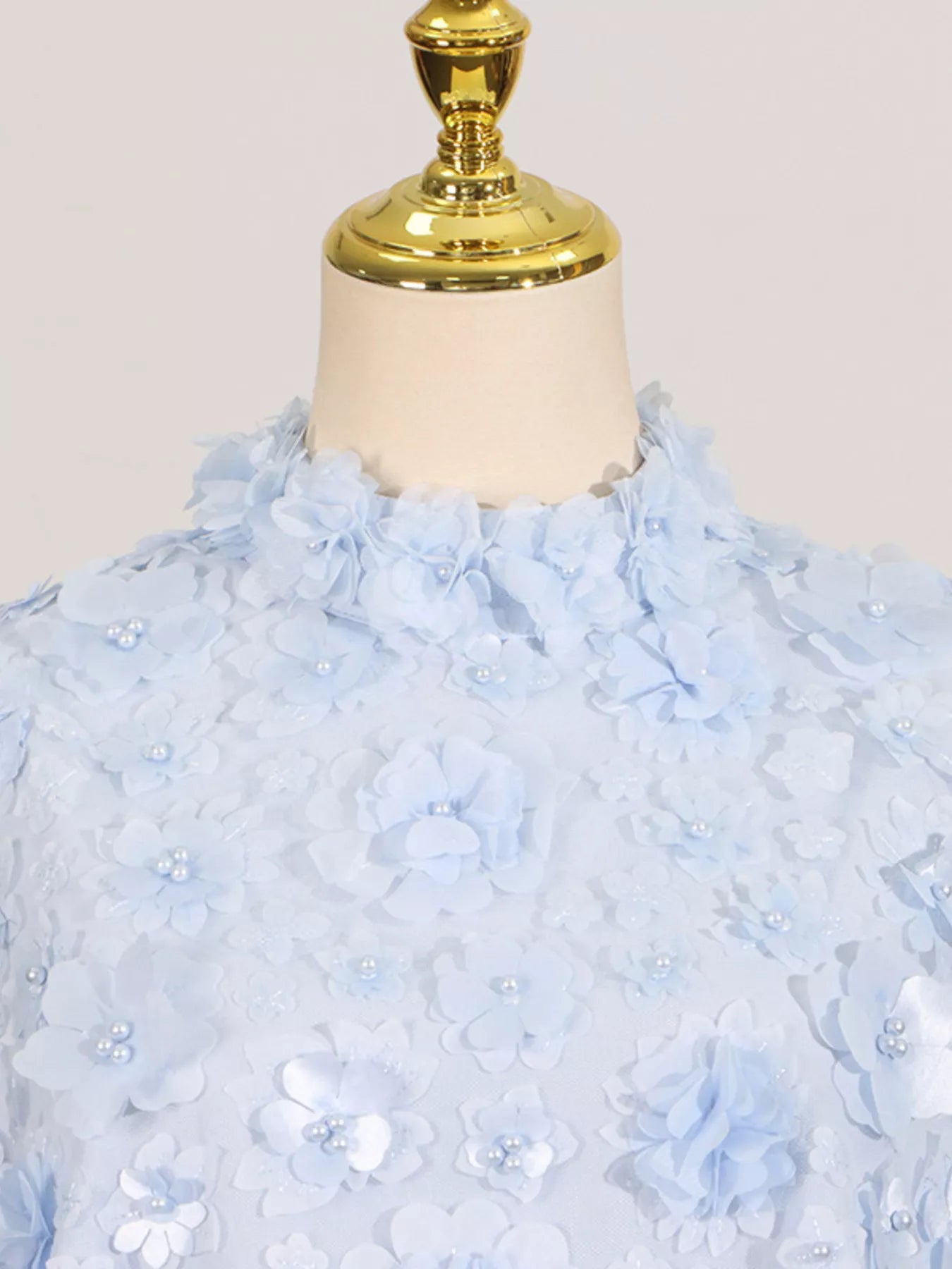 NEWYORKLISTED STYLE COLLECTION: Light blue floral dress on a mannequin with a white background