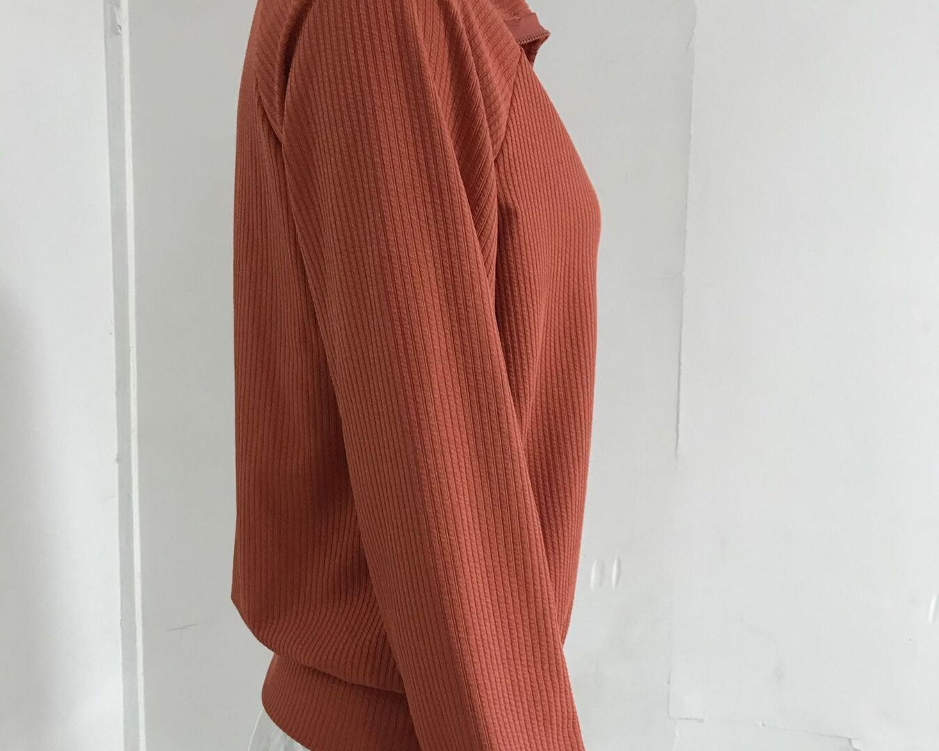 NEWYORKLISTED STYLE COLLECTION: Brown ribbed sweater on a mannequin against a white background