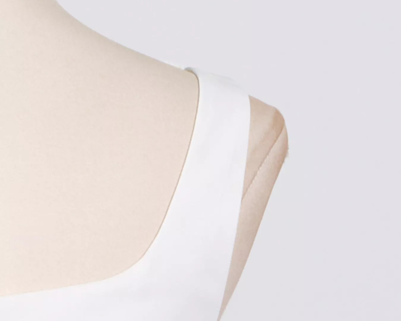 NEWYORKLISTED STYLE COLLECTION: White sleeveless top on a mannequin with a light gray background
