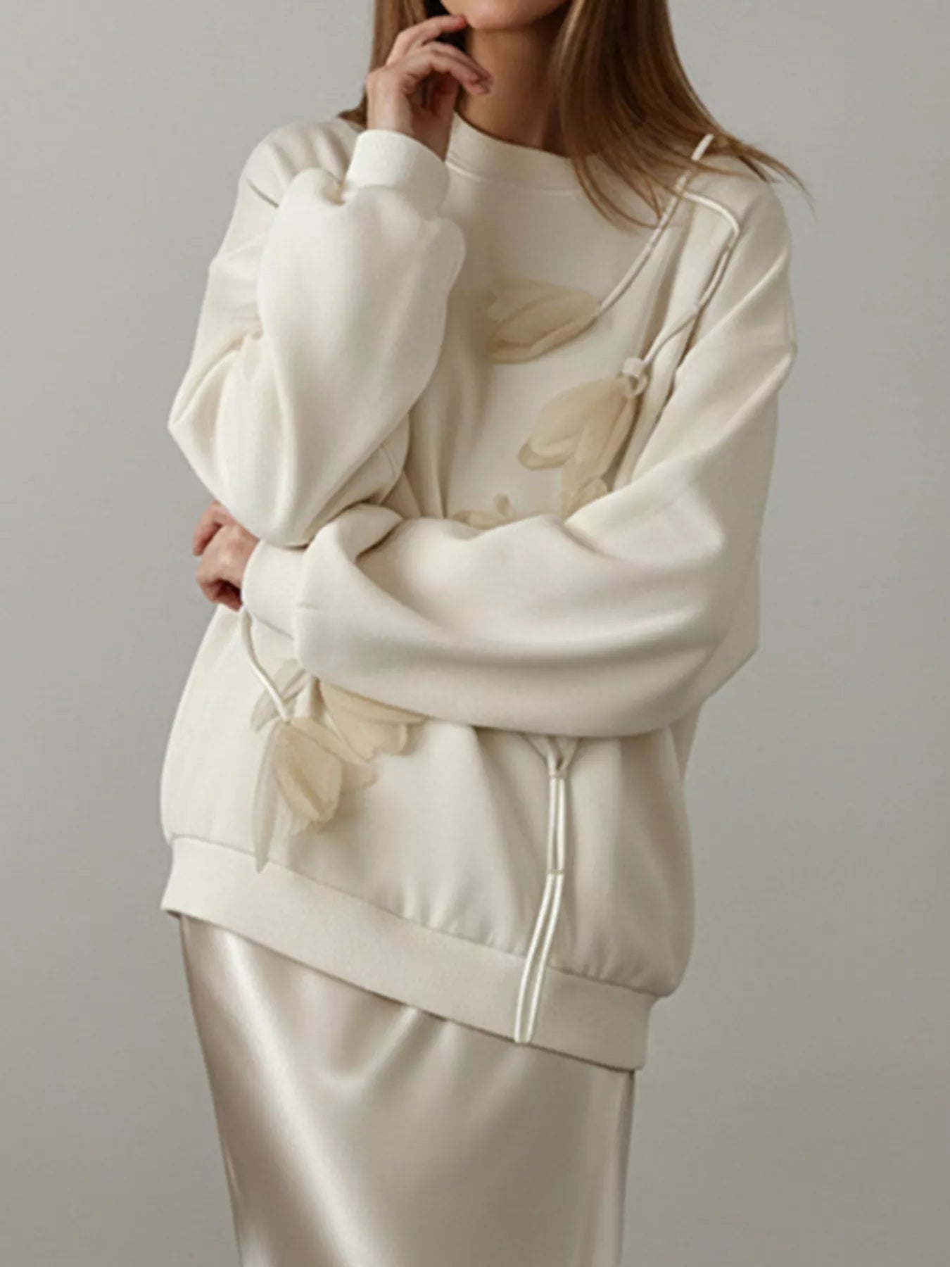 NEWYORKLISTED STYLE COLLECTION: Beige tracksuit with floral patterns on a plain background