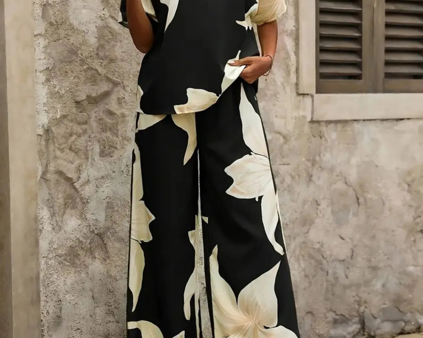 NEWYORKLISTED STYLE COLLECTION: Printed V-Neck Top and Pants Set