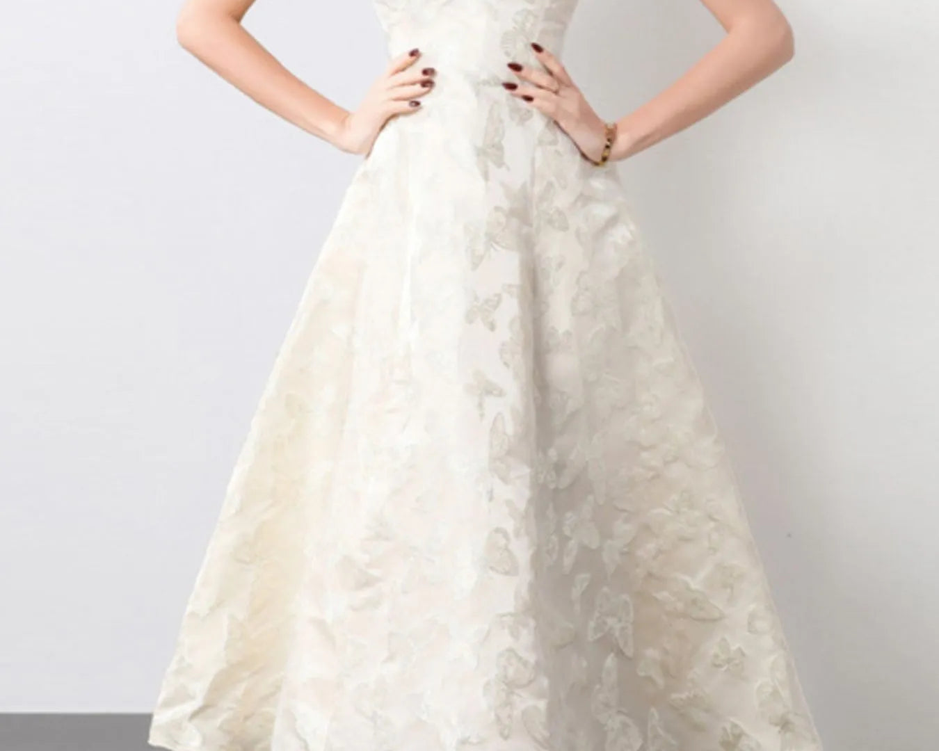 NEWYORKLISTED STYLE COLLECTION: White floral dress on a plain background