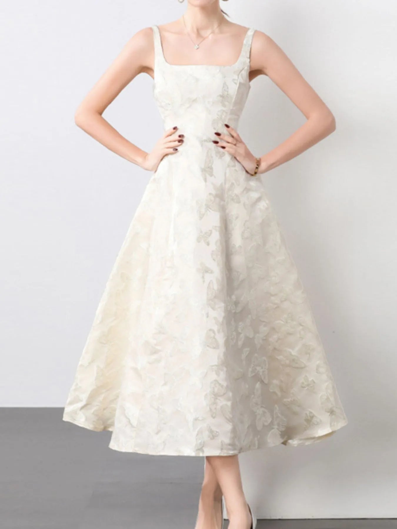 NEWYORKLISTED STYLE COLLECTION: White floral dress on a plain background