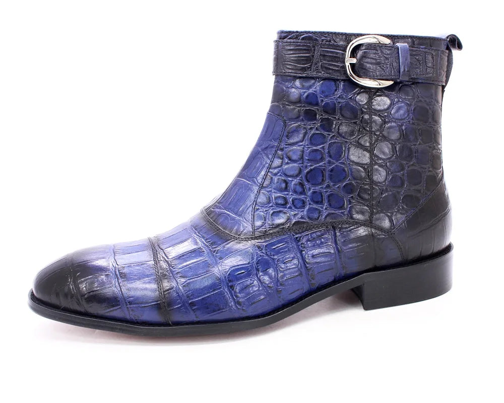 NEWYORKLISTED MEN'S COLLECTION: Blue crocodile-patterned boot with a black sole on a white background