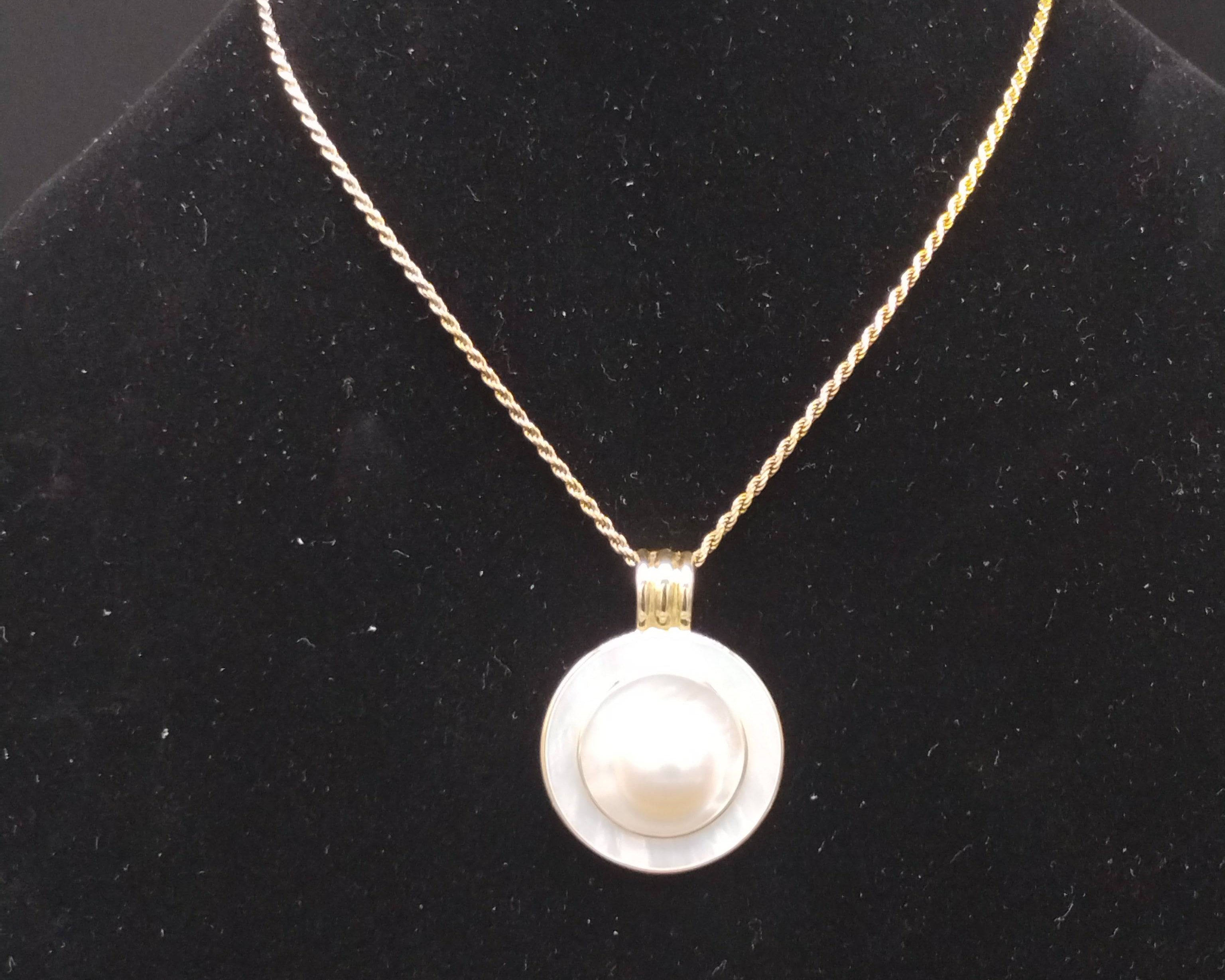 NEWYORKLISTED Vintage Blister Pearl Necklace
