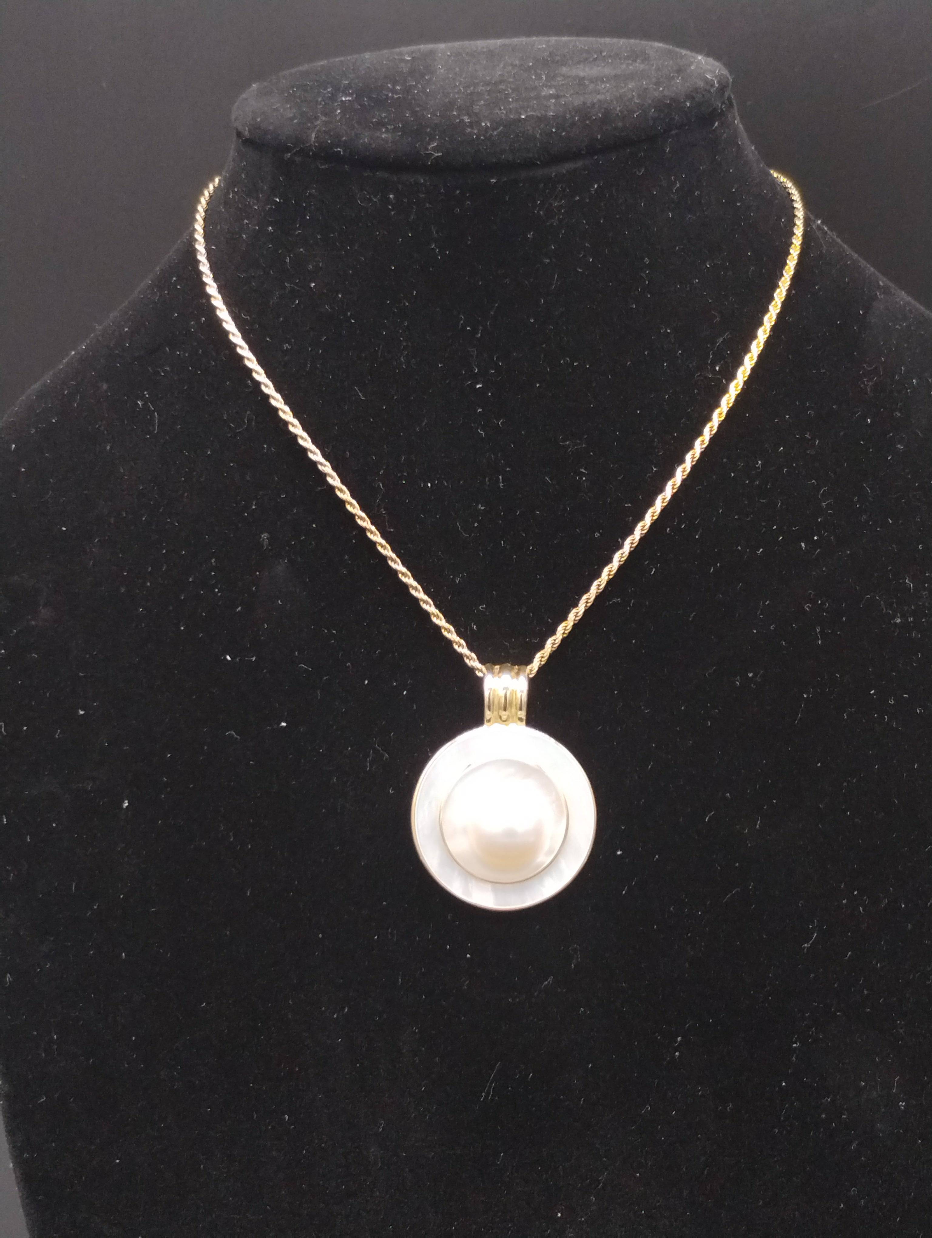 NEWYORKLISTED Vintage Blister Pearl Necklace