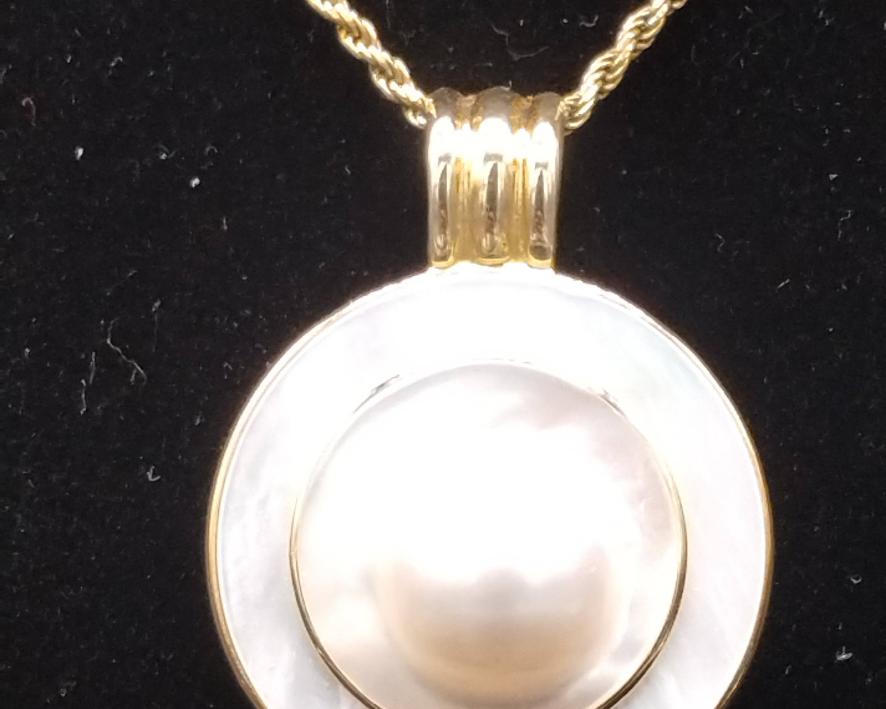 NEWYORKLISTED - Vintage Gorgeous Blister Pearl Necklace with 14K Details! - NEWYORKLISTED