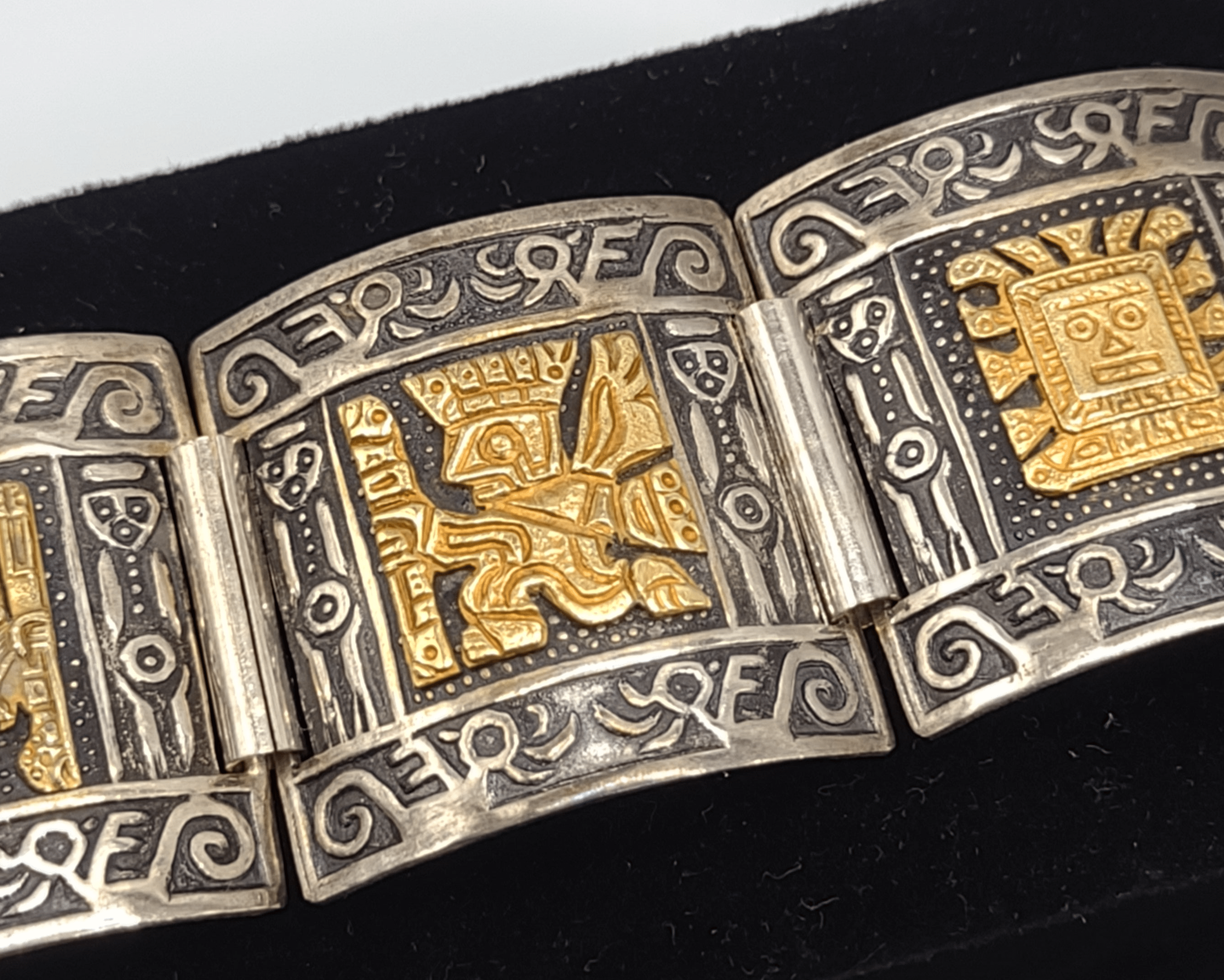 NEWYORKLISTED Vintage Jewelry Collection - Aztec Majesty Sterling Silver Bracelet - NEWYORKLISTED