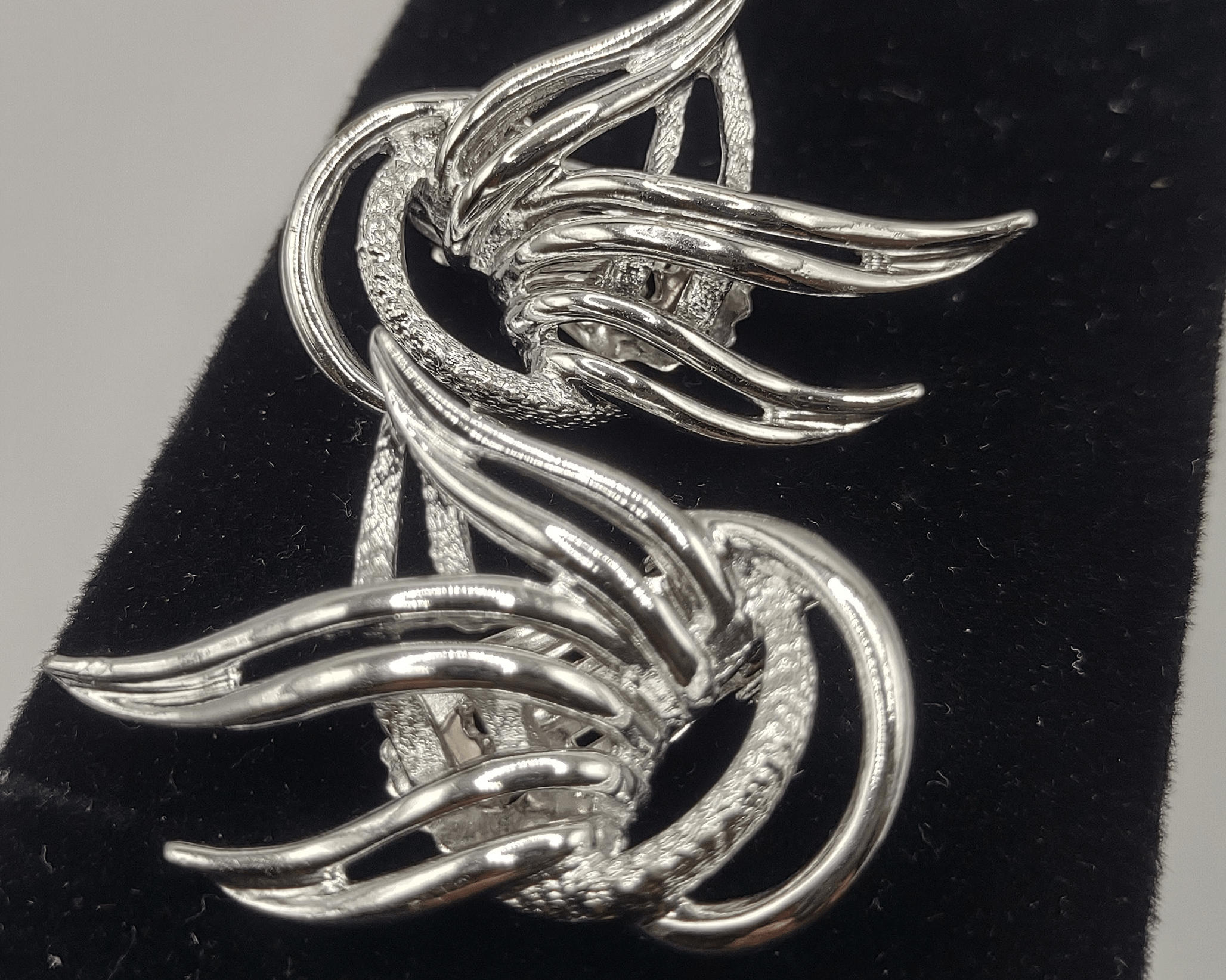 NEWYORKLISTED Vintage Jewelry Collection - 1980s Flame Flicker Clip-On Earrings - NEWYORKLISTED