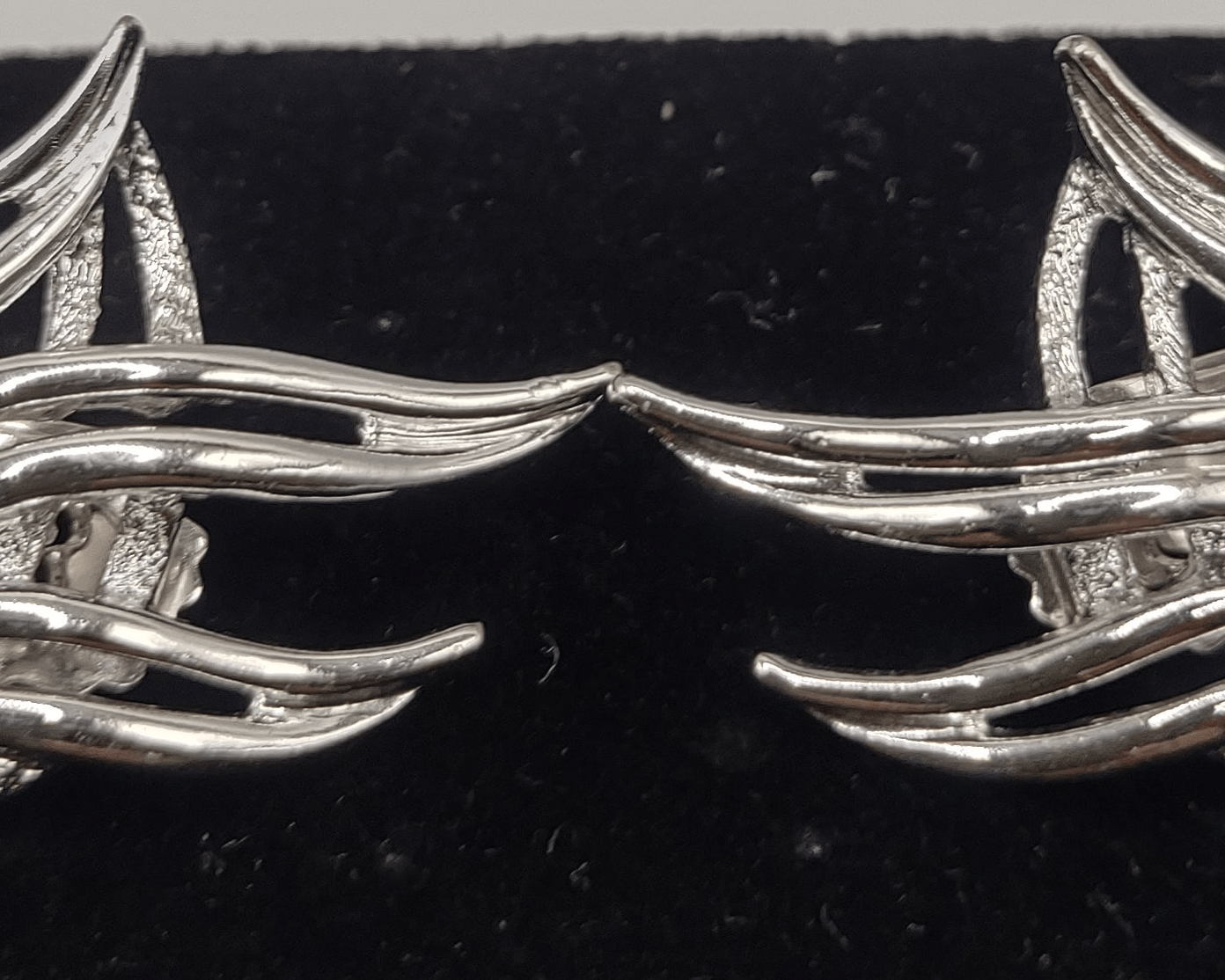 NEWYORKLISTED Vintage Jewelry Collection - 1980s Flame Flicker Clip-On Earrings - NEWYORKLISTED