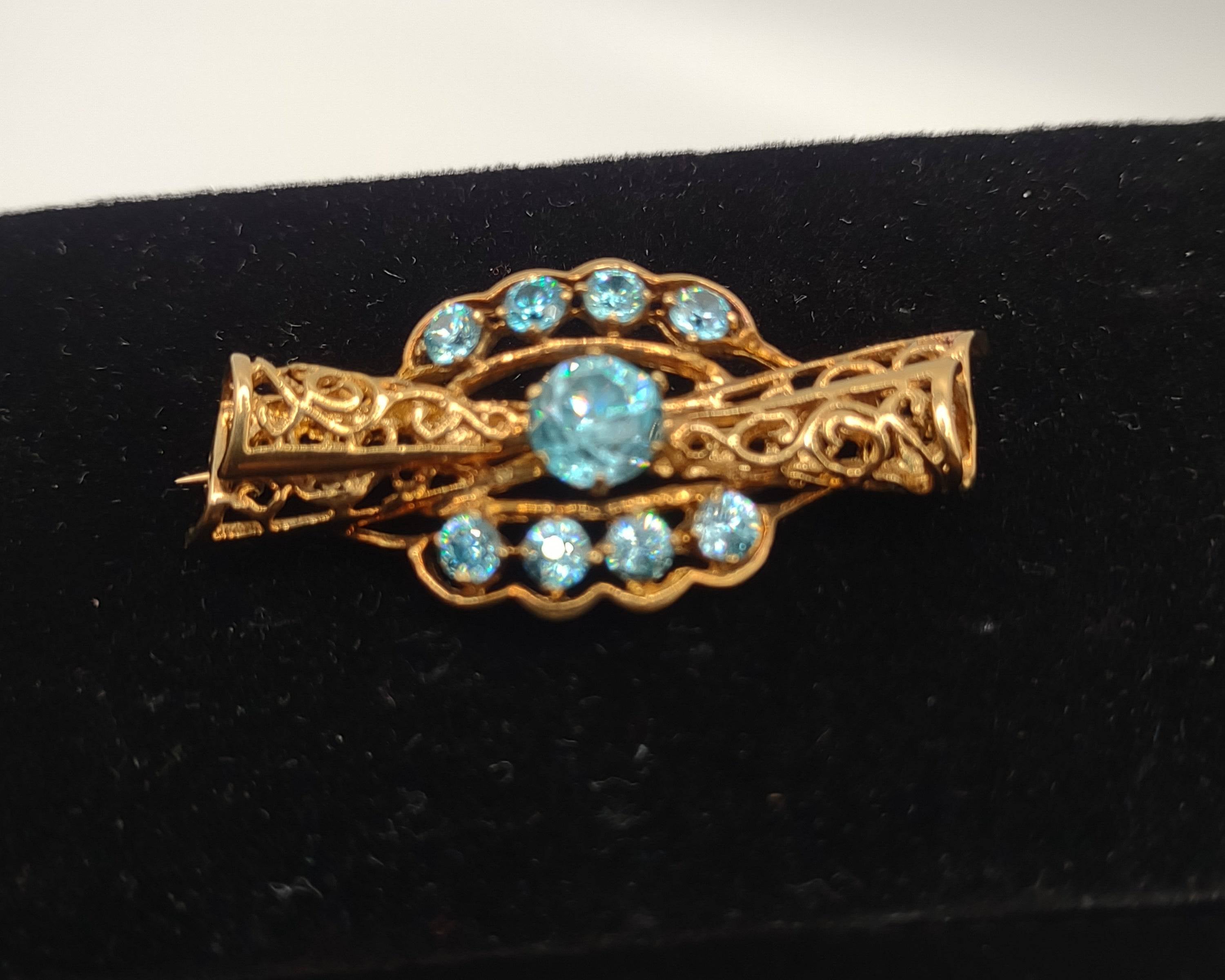NEWYORKLISTED Vintage Jewelry Collection - Late 1920s Aquamarine Candy Delight 10K Gold Brooch - NEWYORKLISTED