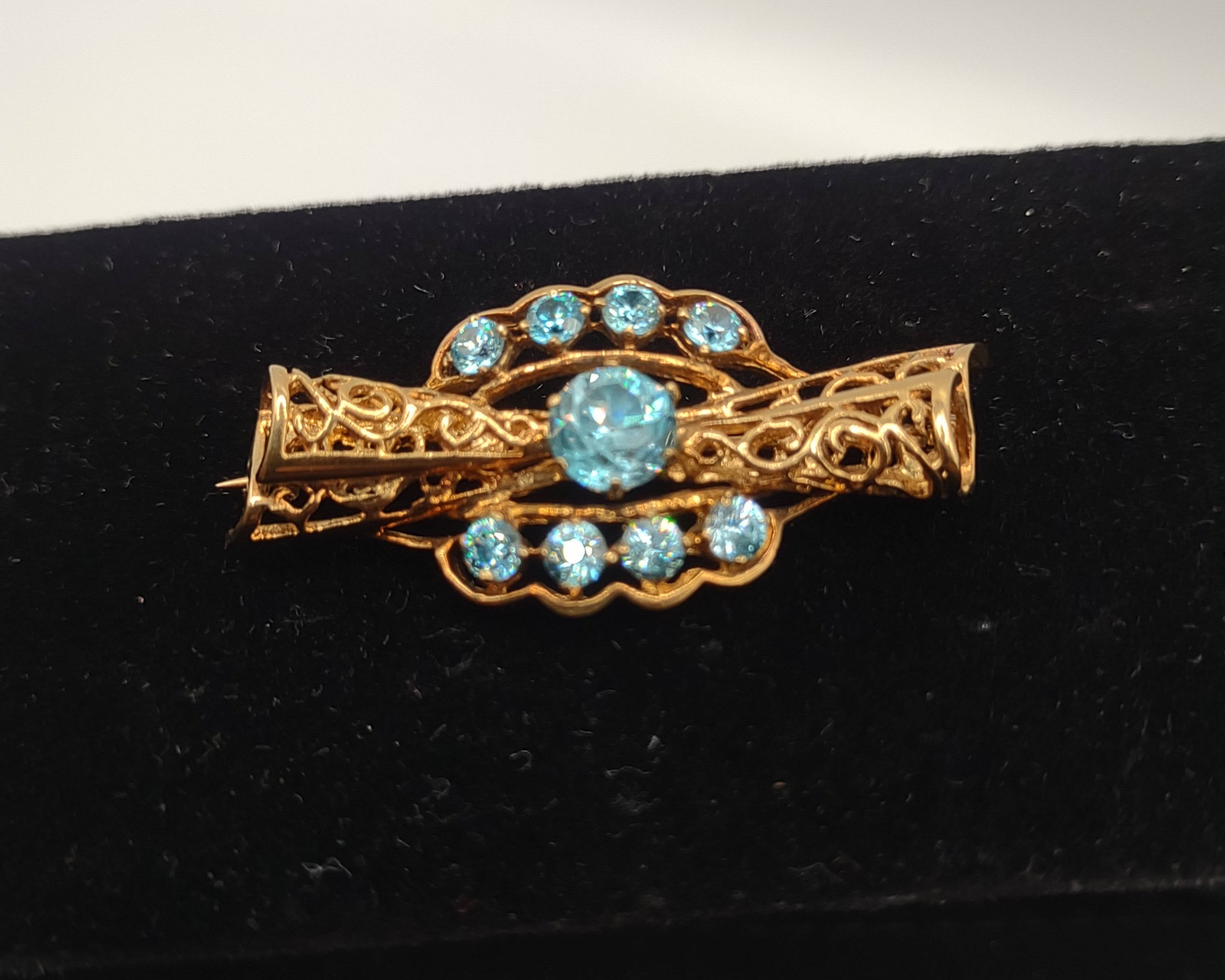 NEWYORKLISTED Vintage Jewelry Collection - Late 1920s Aquamarine Candy Delight 10K Gold Brooch - NEWYORKLISTED