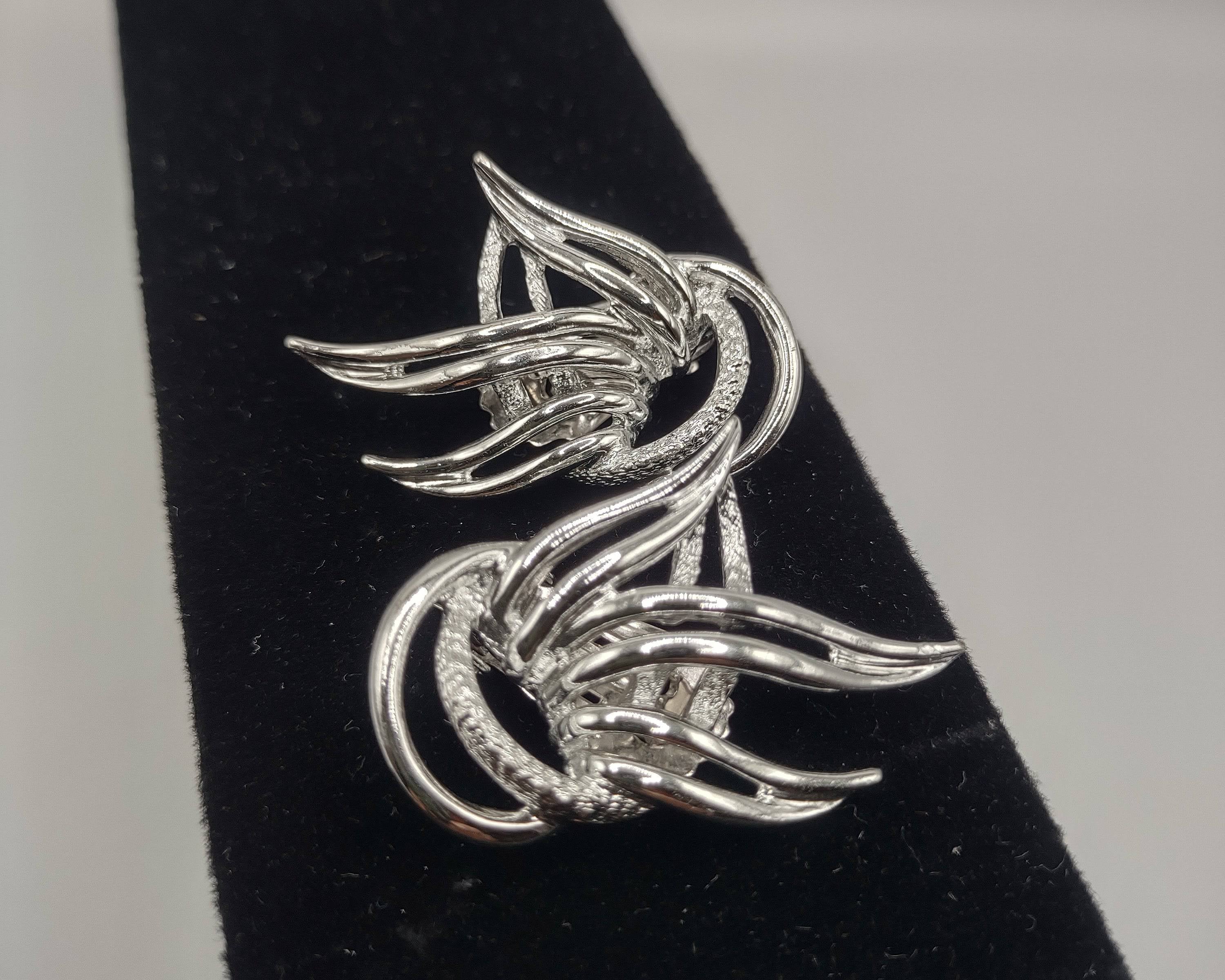 NEWYORKLISTED Vintage Jewelry Collection - 1980s Flame Flicker Clip-On Earrings - NEWYORKLISTED