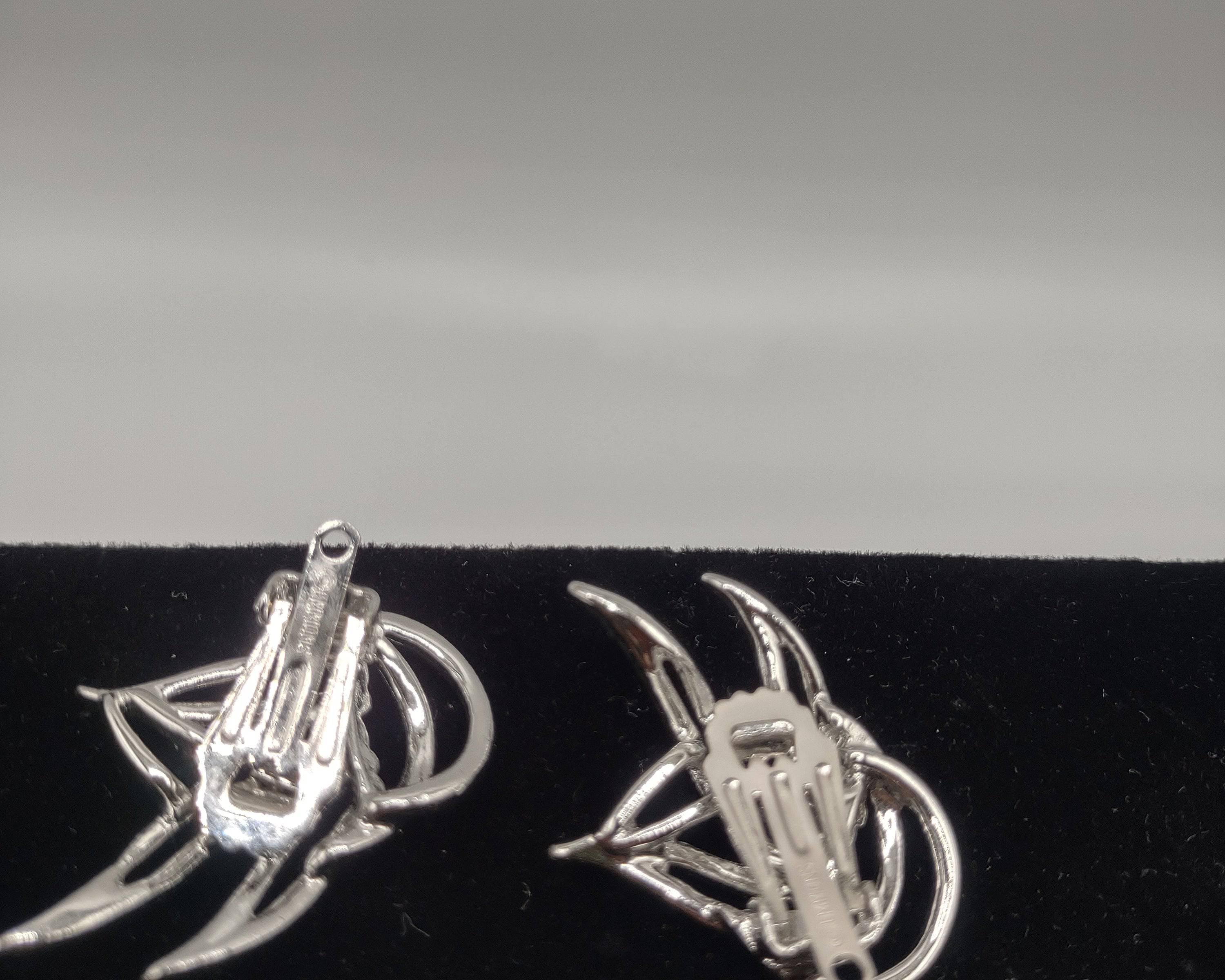 NEWYORKLISTED Vintage Jewelry Collection - 1980s Flame Flicker Clip-On Earrings - NEWYORKLISTED