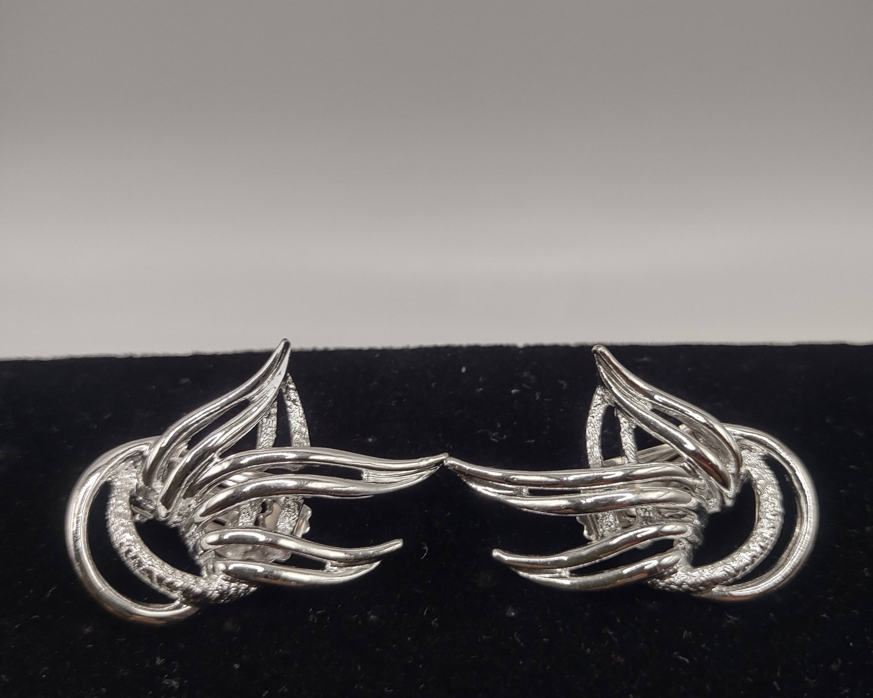 NEWYORKLISTED Vintage Jewelry Collection - 1980s Flame Flicker Clip-On Earrings - NEWYORKLISTED