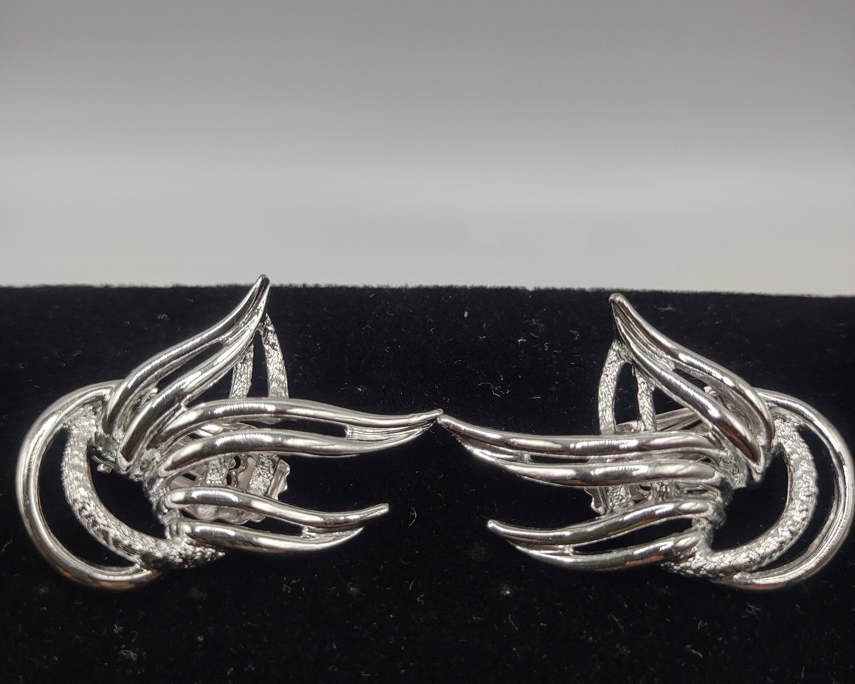 NEWYORKLISTED Vintage Jewelry Collection - 1980s Flame Flicker Clip-On Earrings - NEWYORKLISTED