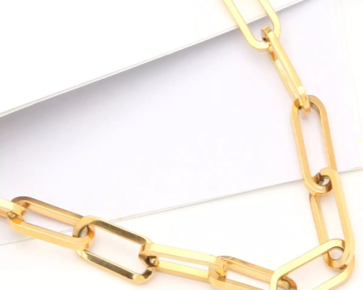 NYLD Glamour Collection by NEWYORKLISTED: Gold chain on a white background