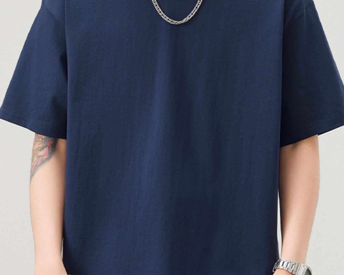 NEWYORKLISTED ATLAS MEN"S COLLECTION: Person wearing a navy blue t-shirt with a plain background
