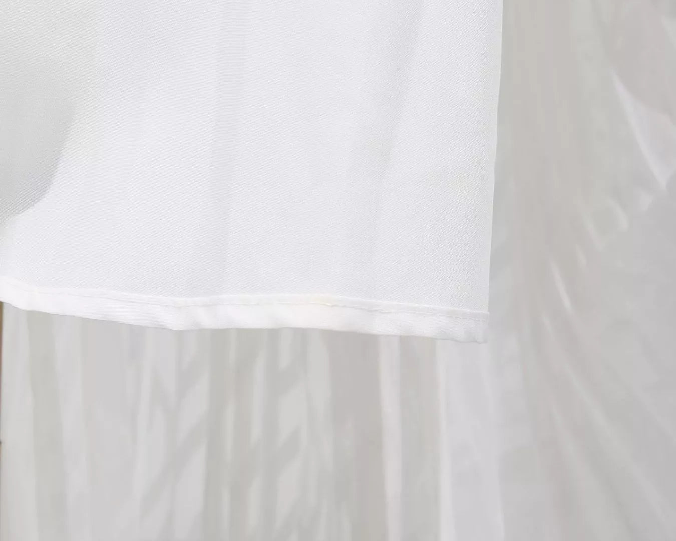NEWYORKLISTED STYLE COLLECTION: White fabric with a subtle pattern on a plain background