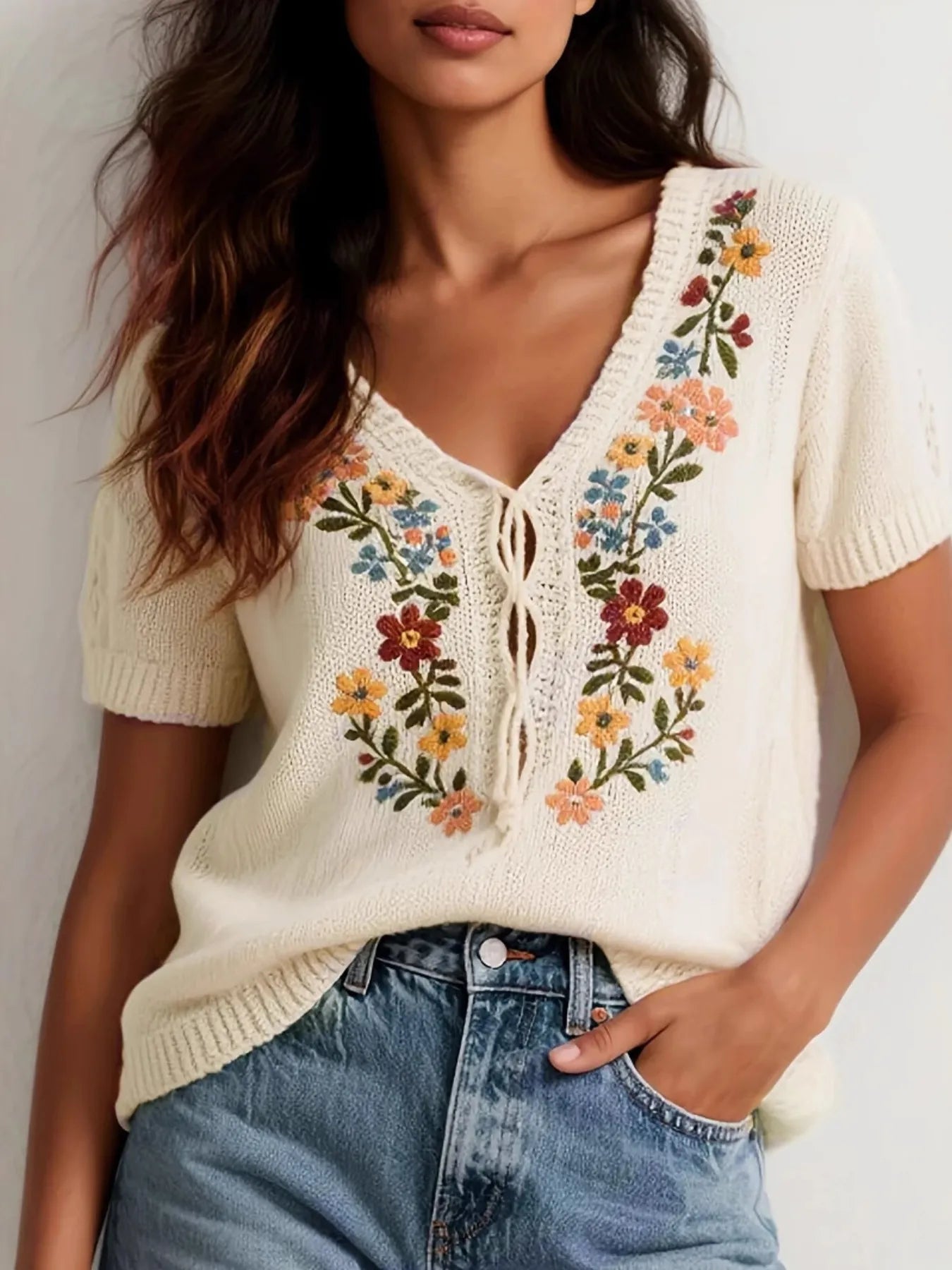 NEWYORKLISTED STYLE COLLECTION: Embroidered Floral V-Neck Sweater