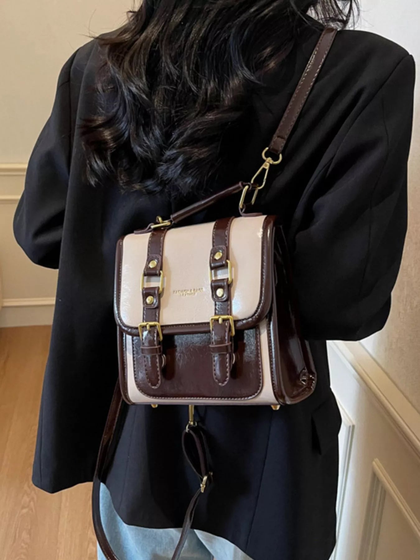 NEWYORKLISTED STYLE COLLECTION: Person wearing a two-tone backpack with beige and brown design.