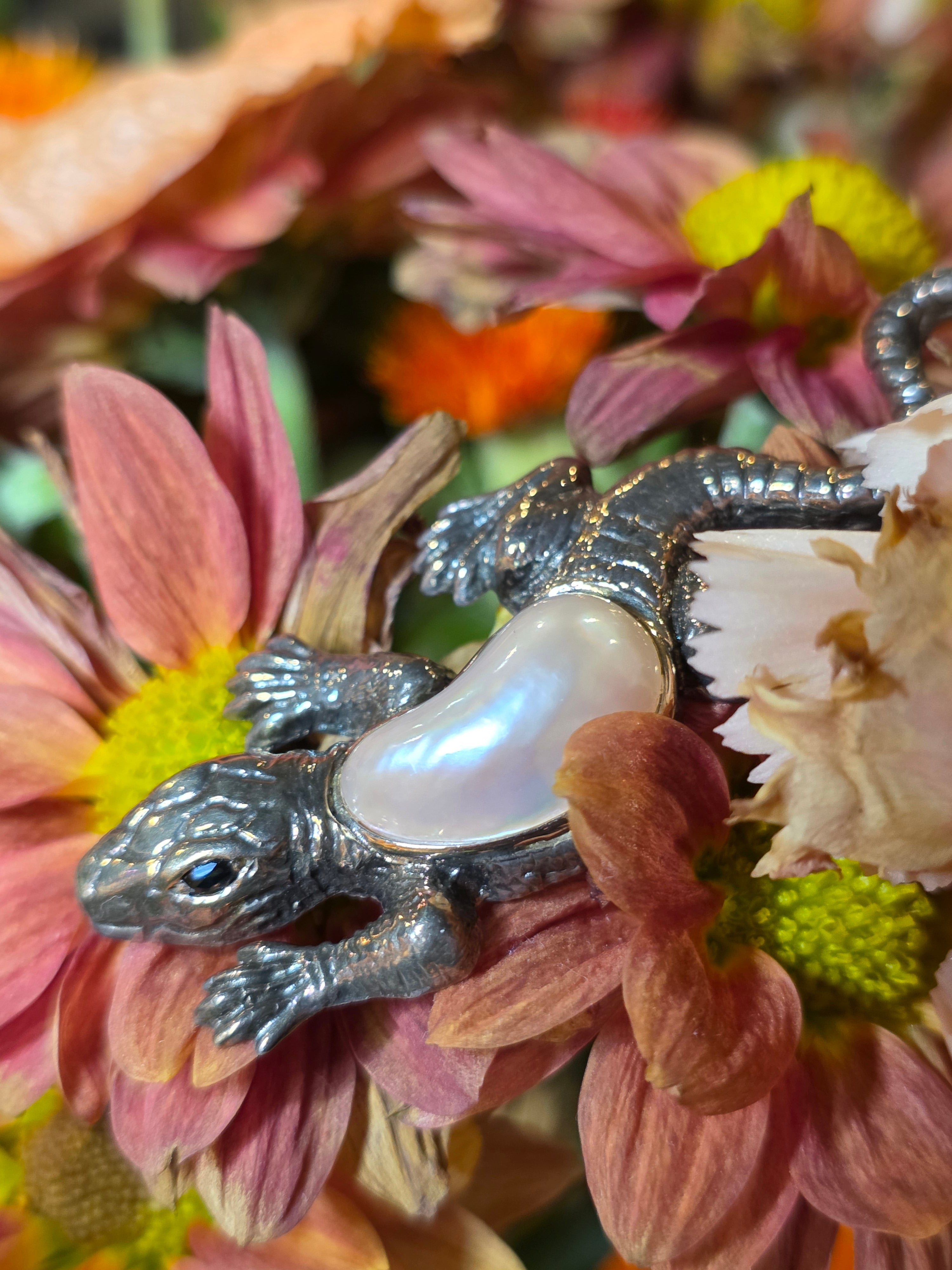 NEWYORKLISTED VINTAGE JEWELRY COLLECTION: Silver lizard pendant with a pearl on a background of pink flowers