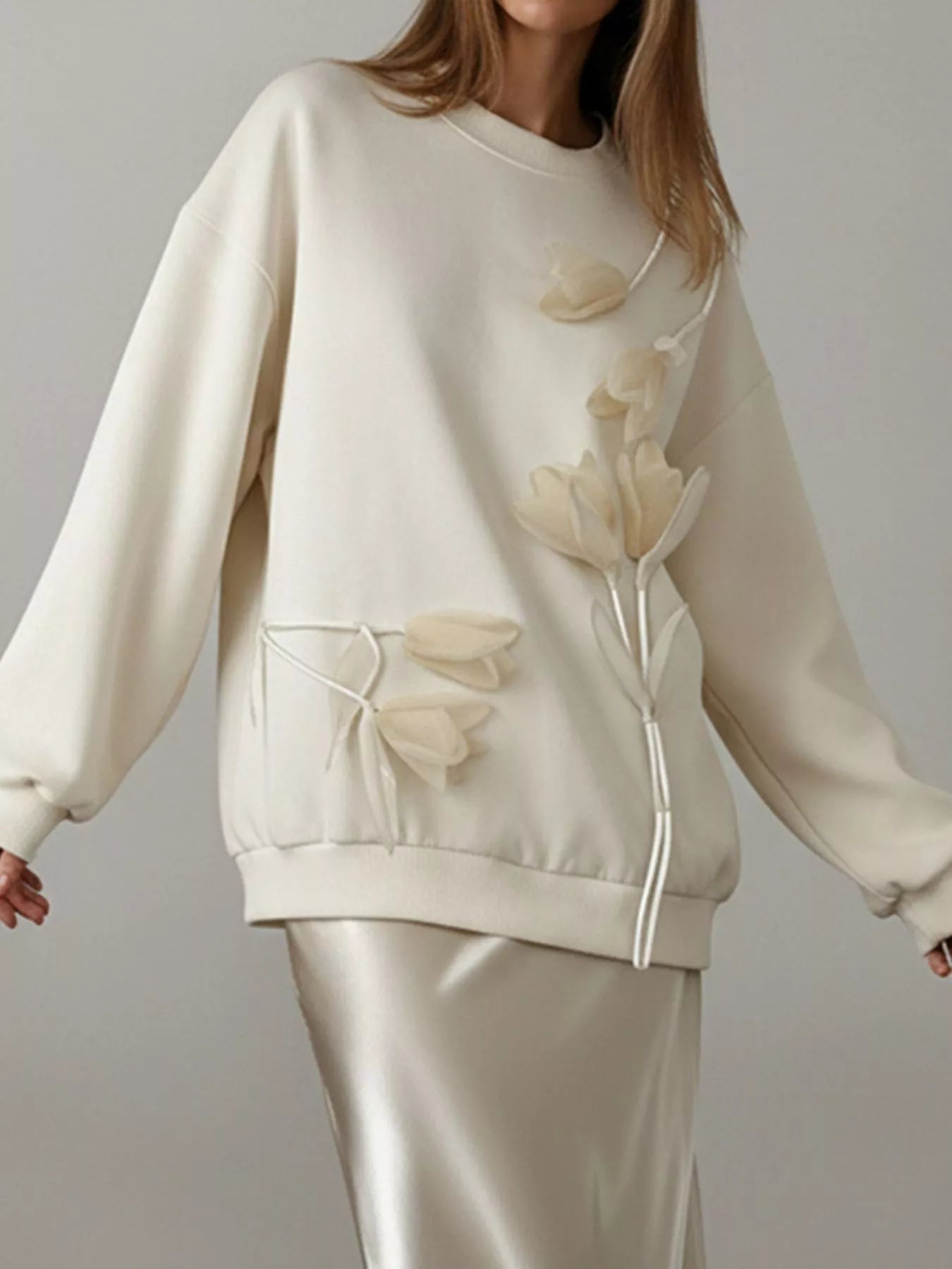 NEWYORKLISTED STYLE COLLECTION: Beige sweatshirt with floral designs on a plain background