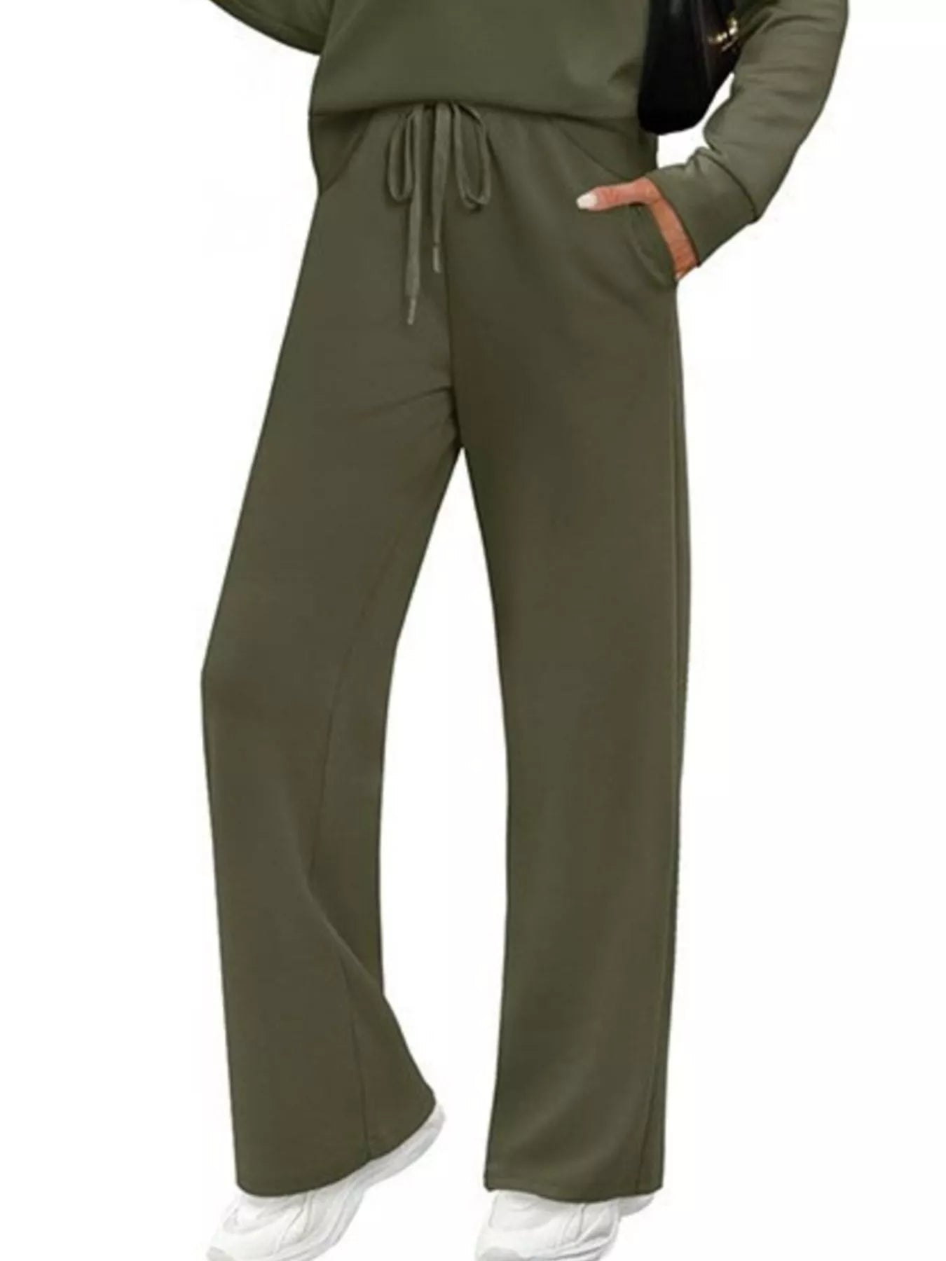 NEWYORKLISTED COMFORT COLLECTION: Green tracksuit worn by a person on a white background
