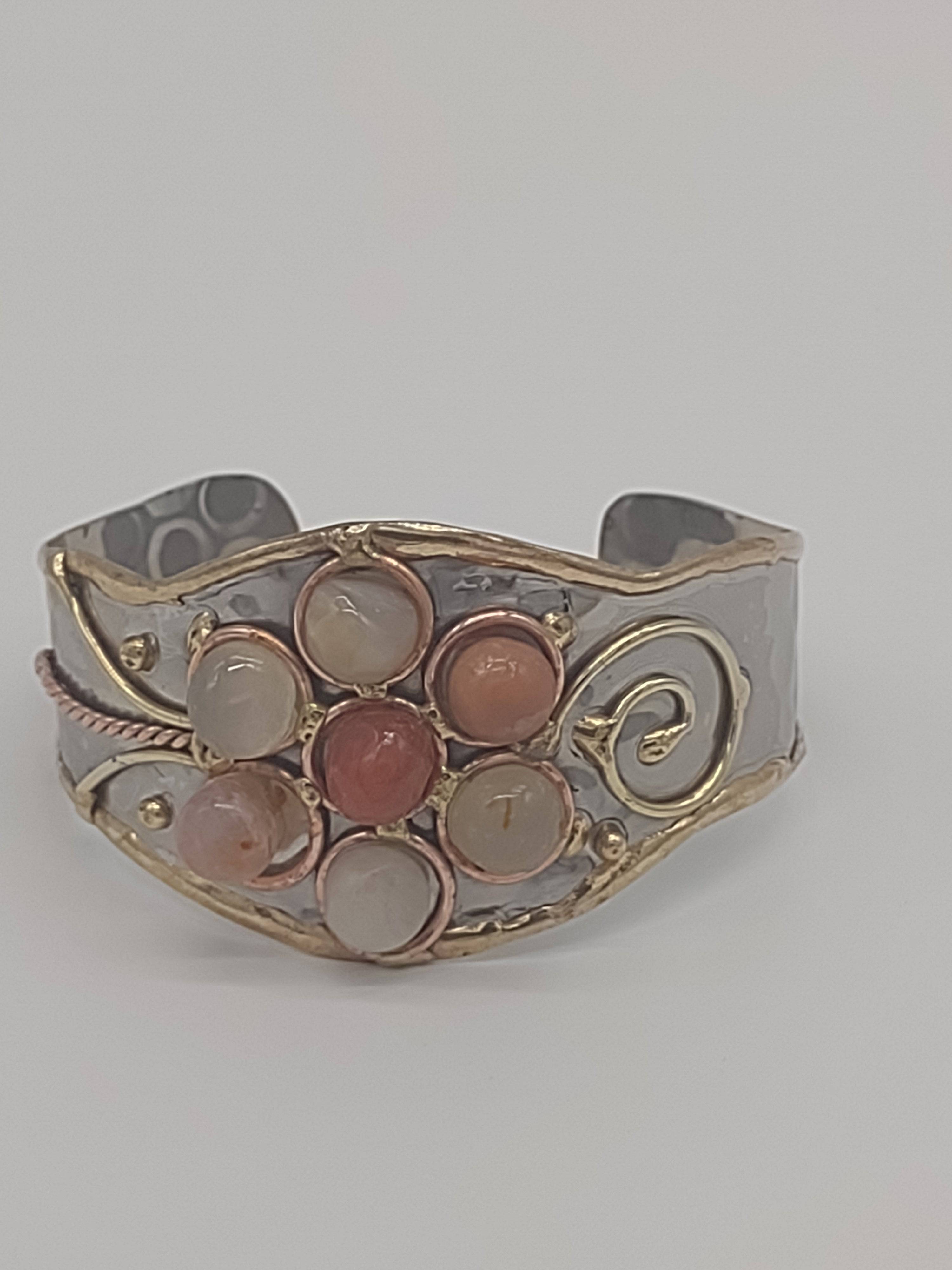 NEWYORKLISTED Cuff Bracelet with Ornate Agate, Gold, And Silver Flower Pattern