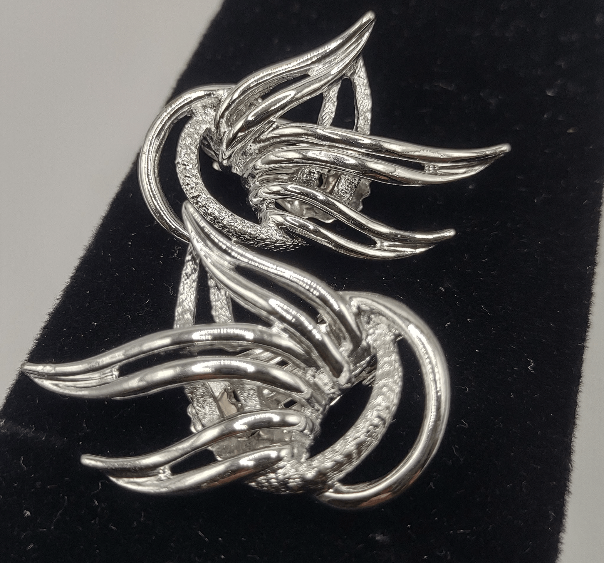 NEWYORKLISTED Vintage Jewelry Collection - 1980s Flame Flicker Clip-On Earrings - NEWYORKLISTED