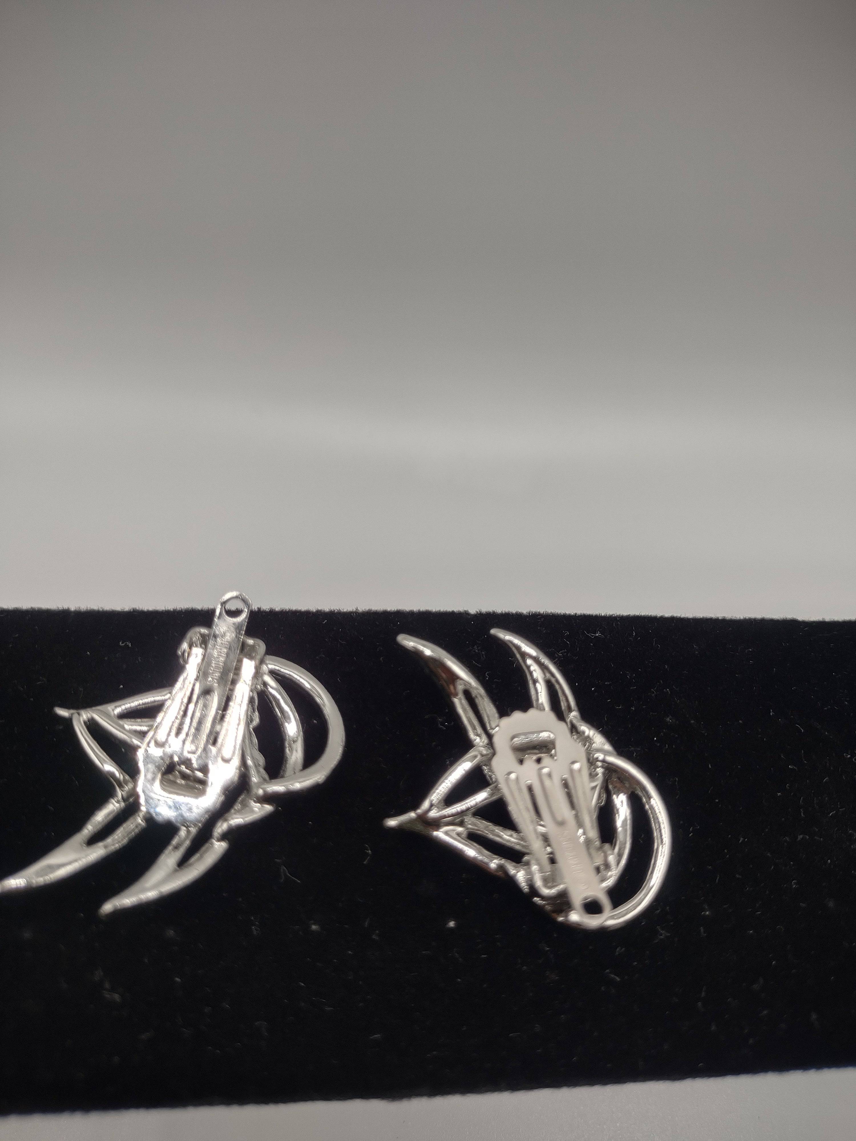 NEWYORKLISTED Vintage Jewelry Collection - 1980s Flame Flicker Clip-On Earrings - NEWYORKLISTED