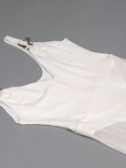 NEWYORKLISTED STYLE COLLECTION: White glove with a metallic clasp on a gray background