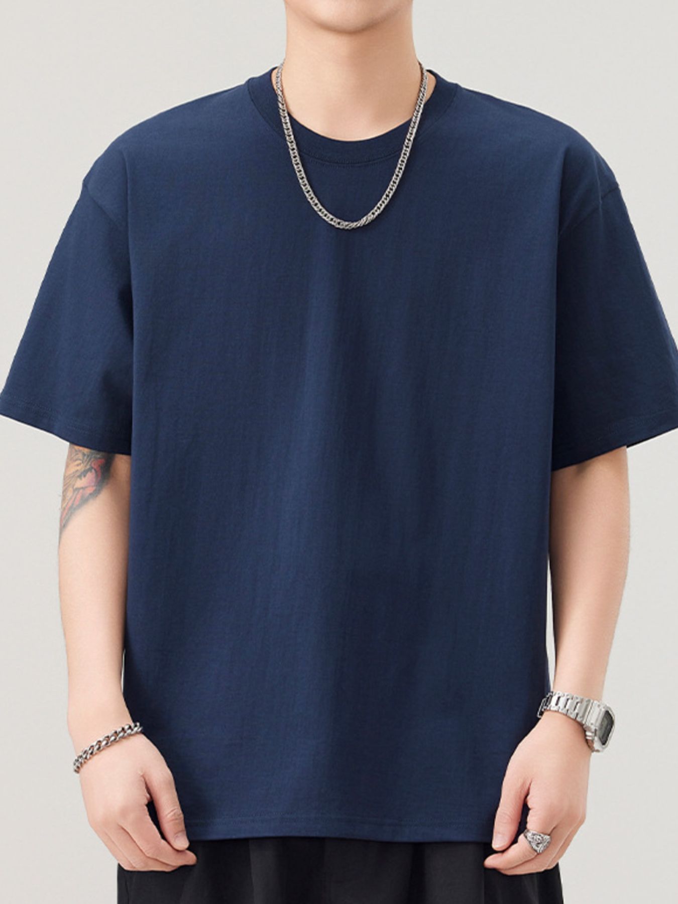 NEWYORKLISTED ATLAS MEN"S COLLECTION: Person wearing a navy blue t-shirt with a plain background